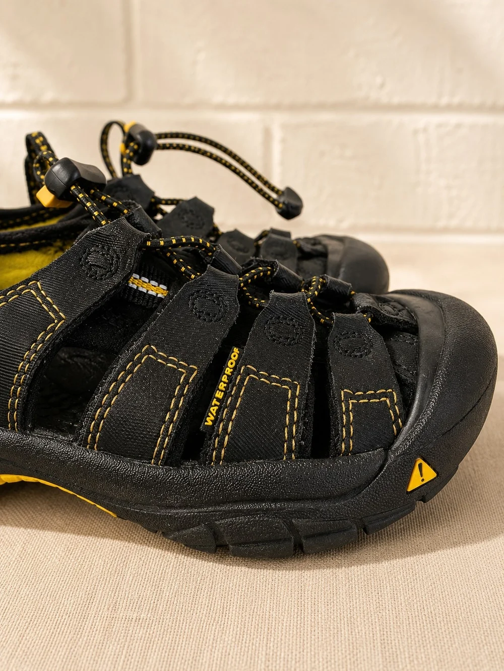 KEEN Newport H2 Waterproof Sandals Kids Child Size 1 Black Yellow Hiking Shoes